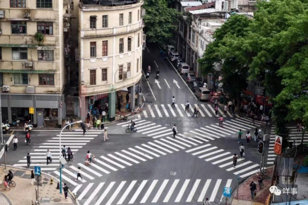 圖1 德政豪賢路口的對(duì)角斑馬線(xiàn)