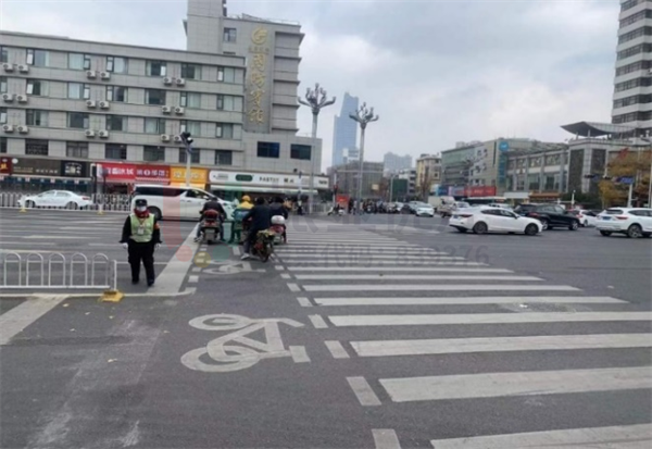 圖9-2 優(yōu)化后-增設非機動車掉頭通道