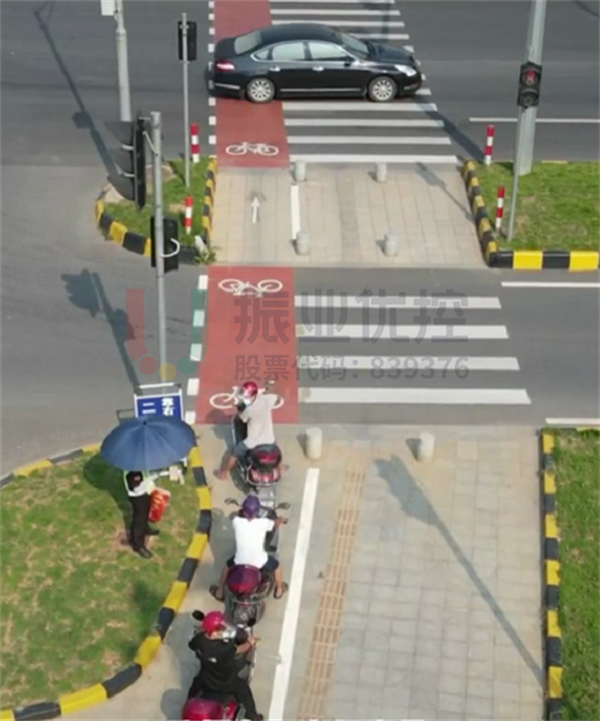 圖14-2 荔新大道匯太路口兩輪車道示意圖