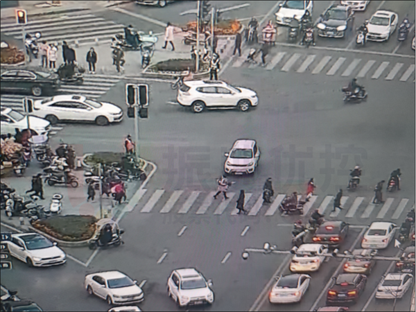 圖2 人民中路路口交通秩序混亂