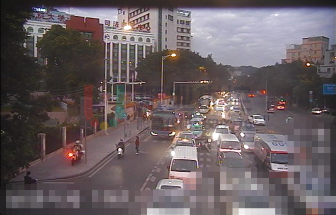 圖10 優(yōu)化前后南出口運(yùn)行情況對比（優(yōu)化前南出口車輛溢出圖）